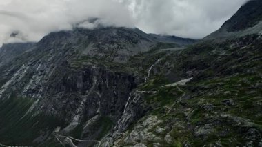 İnsansız hava aracı Tverelva nehri, Storgrovfjellet dağı, bulutlarla kaplı 280 metrelik Trollfossen şelalesini ve Norveç 'in daha fazla og Romsdal ilçesindeki Isterdalen vadisini yakalar..
