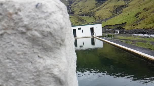 Terk edilmiş havuzu Seljavallalaug, İzlanda — Stok video