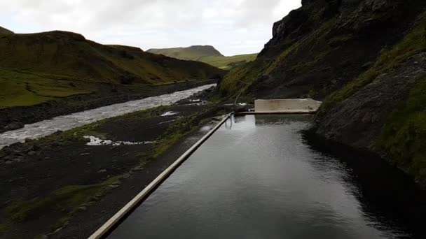 Verlaten zwembad Seljavallalaug, IJsland Rechtenvrije Stockvideo