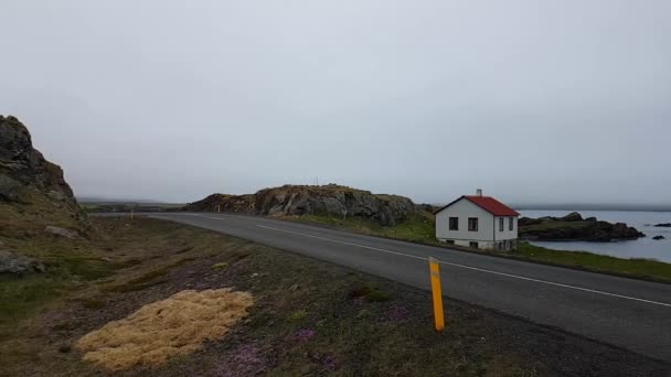 Övergivet hus, öster om Island — Stockvideo