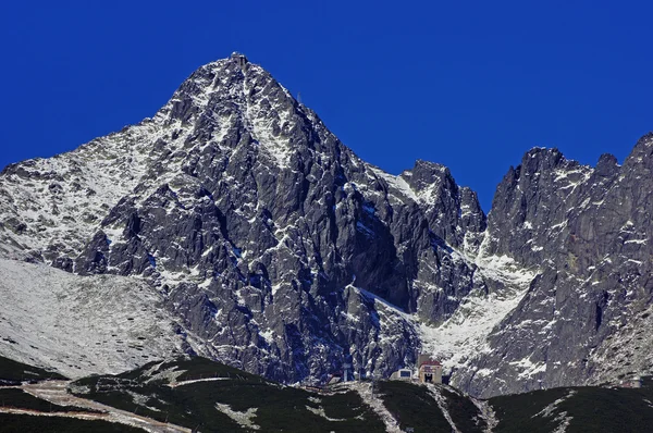 Вид на заснеженную гору — стоковое фото