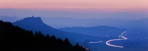 Burg nach Einbruch der Dunkelheit — Stockfoto