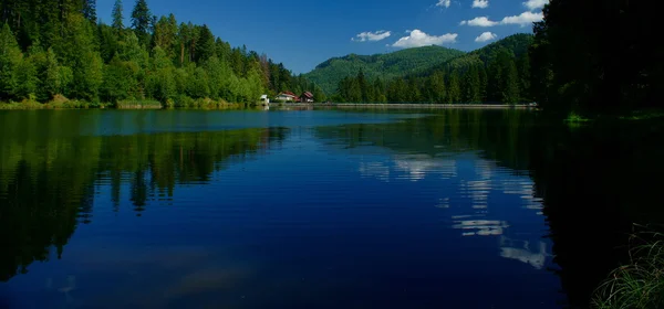 Великий гірське озеро — стокове фото