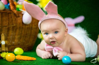 Paskalya tavşan kulakları yumurta ile şirin komik bebek portresi giymiş