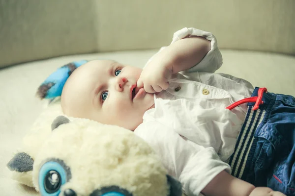 Den omtänksamma lilla baby boy suger ett finger i en mun — Stockfoto