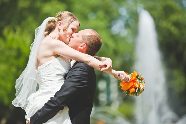 魅力的な新郎と花嫁のキス — ストック写真