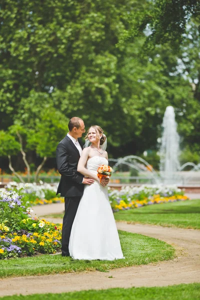 Joyeux marié et mariée se regardent — Photo