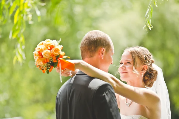 Joyeux marié et mariée se regardent — Photo