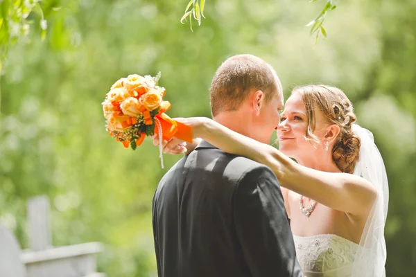 Šťastný ženich a nevěsta se na sebe — Stock fotografie