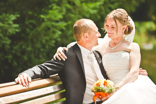 Glad brudgummen och bruden ser på varandra — Stockfoto