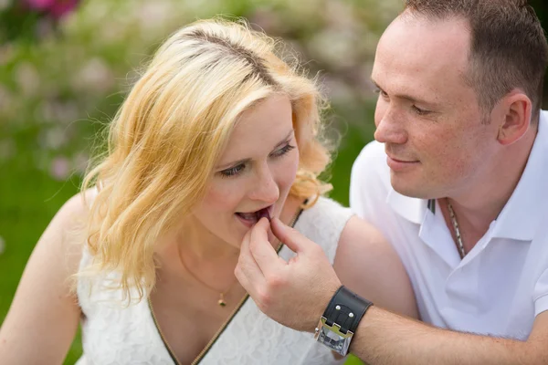 Linda pareja de vacaciones en el picnic —  Fotos de Stock