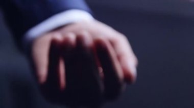 Damat nikah yüzükleri, yakın çekim gösterilen