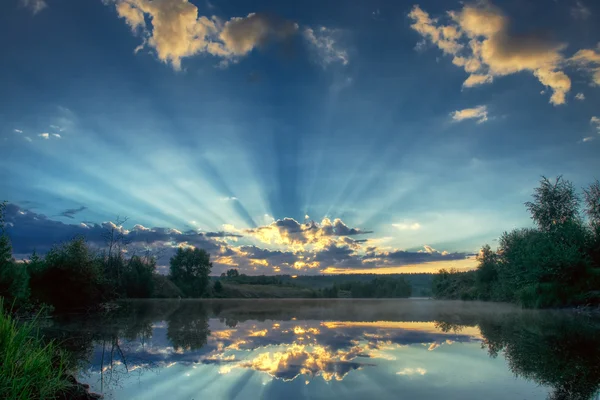 太陽が雲の切れ間から、道を作る — ストック写真