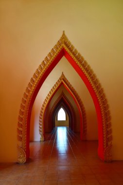 Tapınağın kemerli giriş