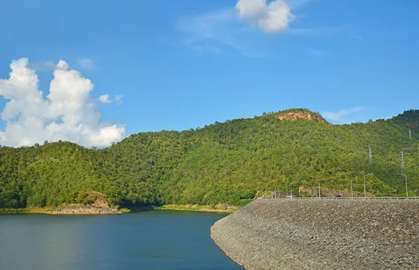 Vista do lago com céu azul — Fotografia de Stock