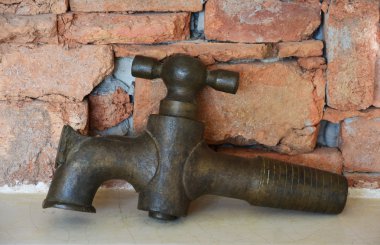 Antika pirinç musluk