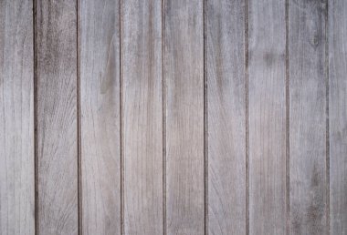 Ahşap arkaplan ve metin tasarımı için eski dikey kalasın yakın plan görüntüsü.