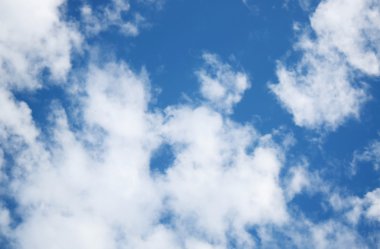 üzerinde mavi gökyüzü bulutlu