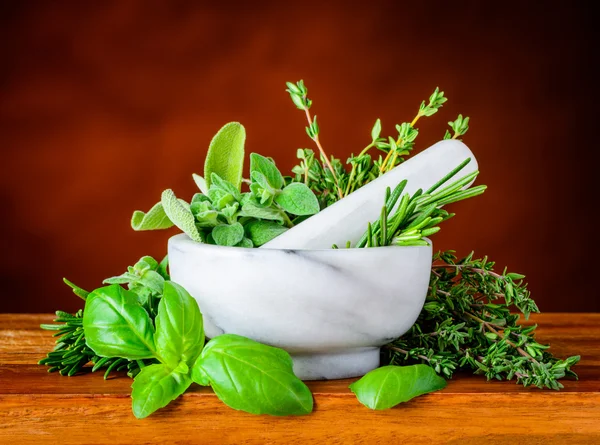 Pestlé e Morthar com manjericão verde, hortelã e alecrim — Fotografia de Stock