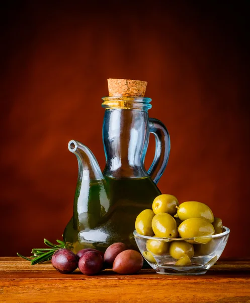 Оливки с оливковым маслом — стоковое фото