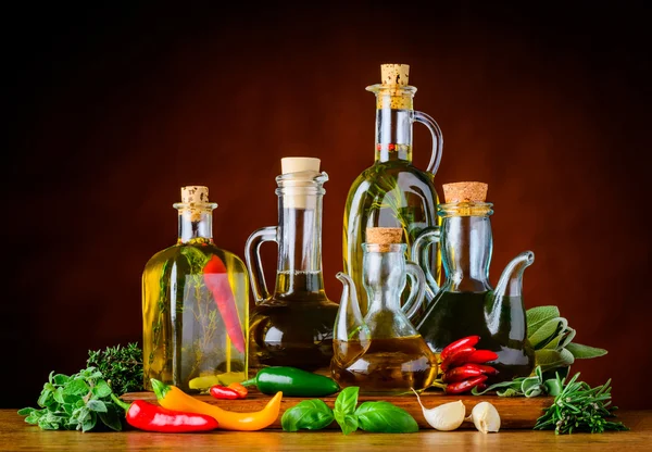 Aceite de condimento de alimentos y hierbas verdes — Foto de Stock