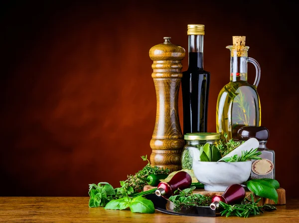 Vinagre balsámico, aceite de oliva y hierbas verdes — Foto de Stock