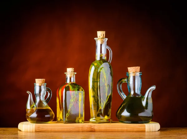 Оливковое масло Virgin в бутылках — стоковое фото