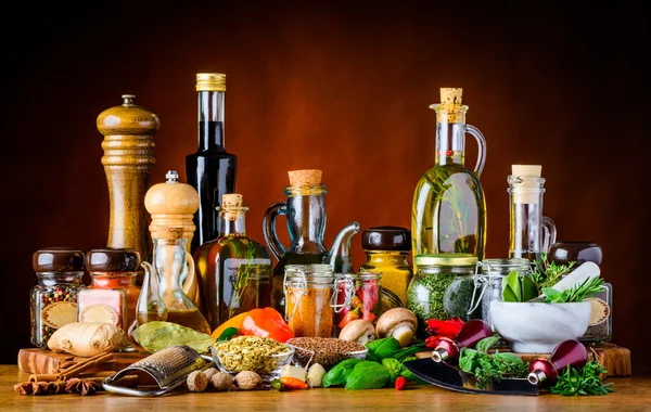 Condimento alimenticio Especias, hierbas y aceite — Foto de Stock