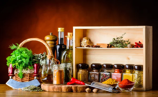 Ingredientes de cozinha, especiarias e ervas — Fotografia de Stock