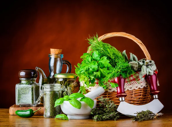 Ervas verdes frescas e ervas secas — Fotografia de Stock