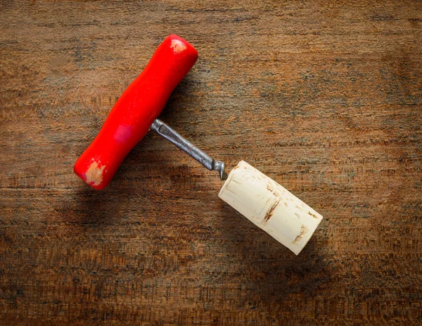 Kırmızı tirbuşon ve mantar — Stok fotoğraf