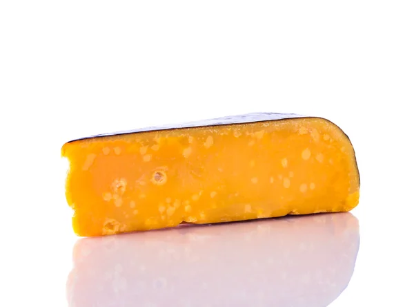白い背景の熟成ゴーダチーズ — ストック写真