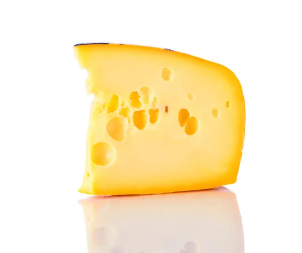 Queso suizo emmental sobre blanco — Foto de Stock