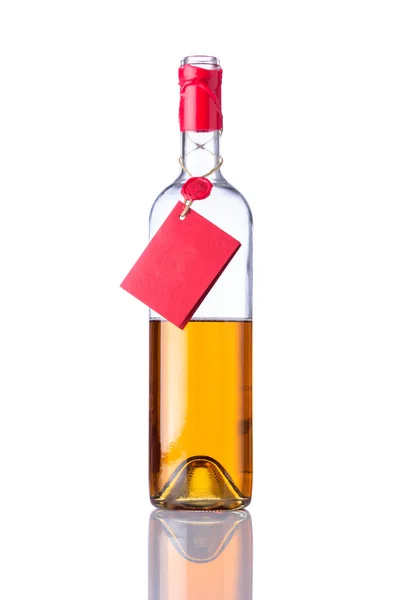 Öppnad flaska vitt vin på isolerade bakgrund — Stockfoto