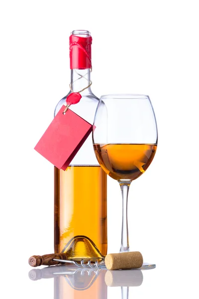 Flasche und Glas Weißwein isoliert — Stockfoto