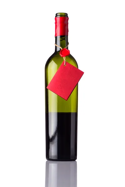 Відкрив пляшку вина з Червона мітка на білому — стокове фото