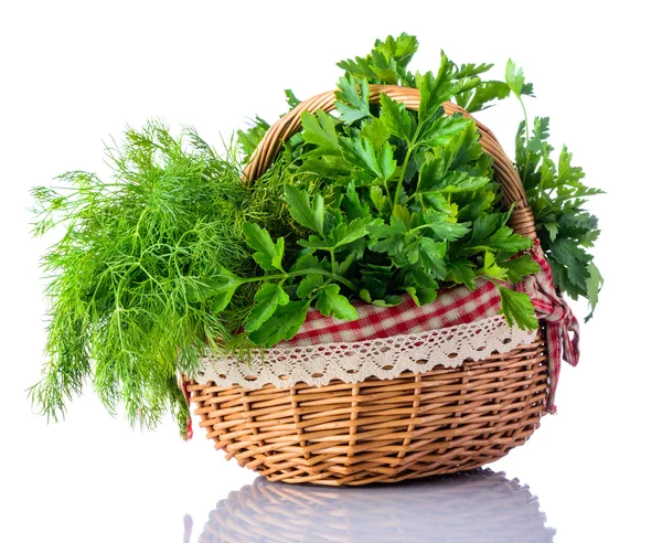 Cesta Green Herbs Dill e salsa em fundo branco — Fotografia de Stock