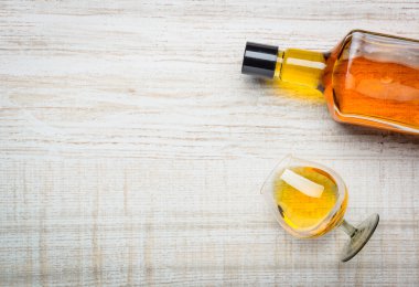 Konyak konyak şişesi ve Glas kopya alanı