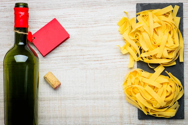 Vino y Tagliatelle Pasta Copiar espacio — Foto de Stock