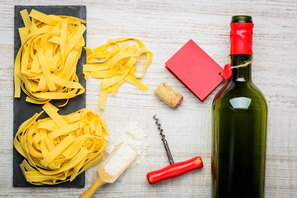 Tagliatelle Pasta med flaska vin — Stockfoto