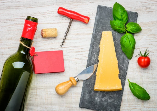 Parmigiano Reggiano parmezán kemény sajt és üveg bor — Stock Fotó