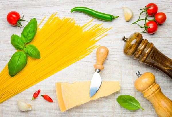 Італійська кухня жовтий спагетті з пармезаном — стокове фото