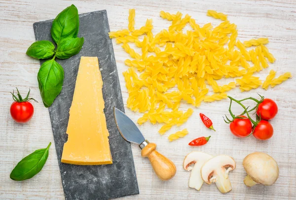 Fusilli макаронів і сиру пармезан сир твердий — стокове фото