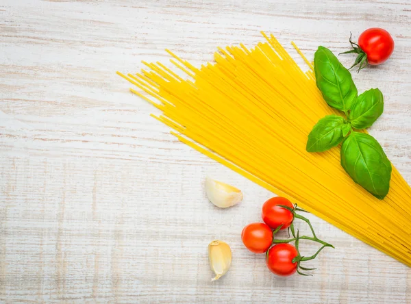 Жовтий спагетті і копію простір — стокове фото