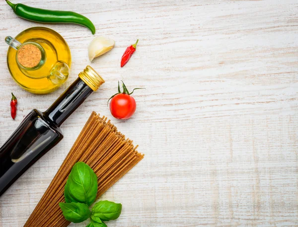 Espaguetis marrones italianos y espacio de copia — Foto de Stock