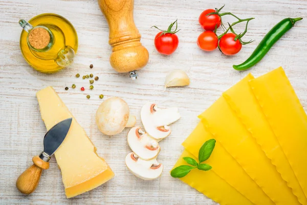 Lasagne und Zutaten zum Kochen — Stockfoto