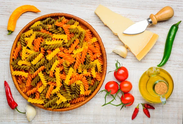 Farbige Fusilli doppia rigatura und Lebensmittel — Stockfoto