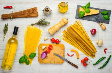 İtalyan mutfağı spagetti ve beyaz şarap