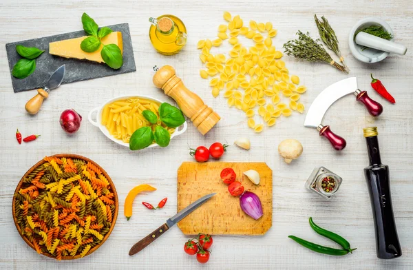 Italienisches Essen und Pasta mit Zutaten zum Kochen — Stockfoto