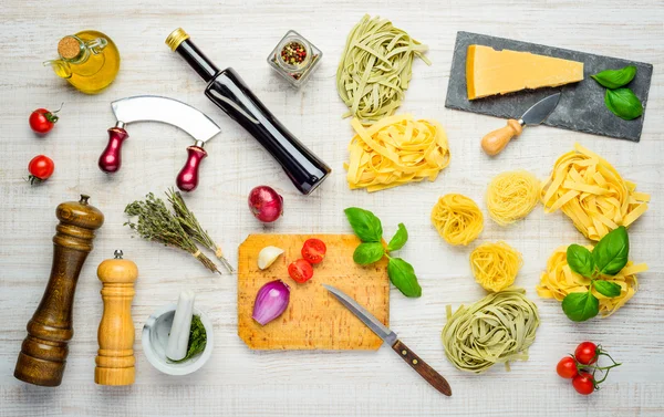 Mediterrane Küche mit Tagliatelle, Parmesan und Gewürzen — Stockfoto